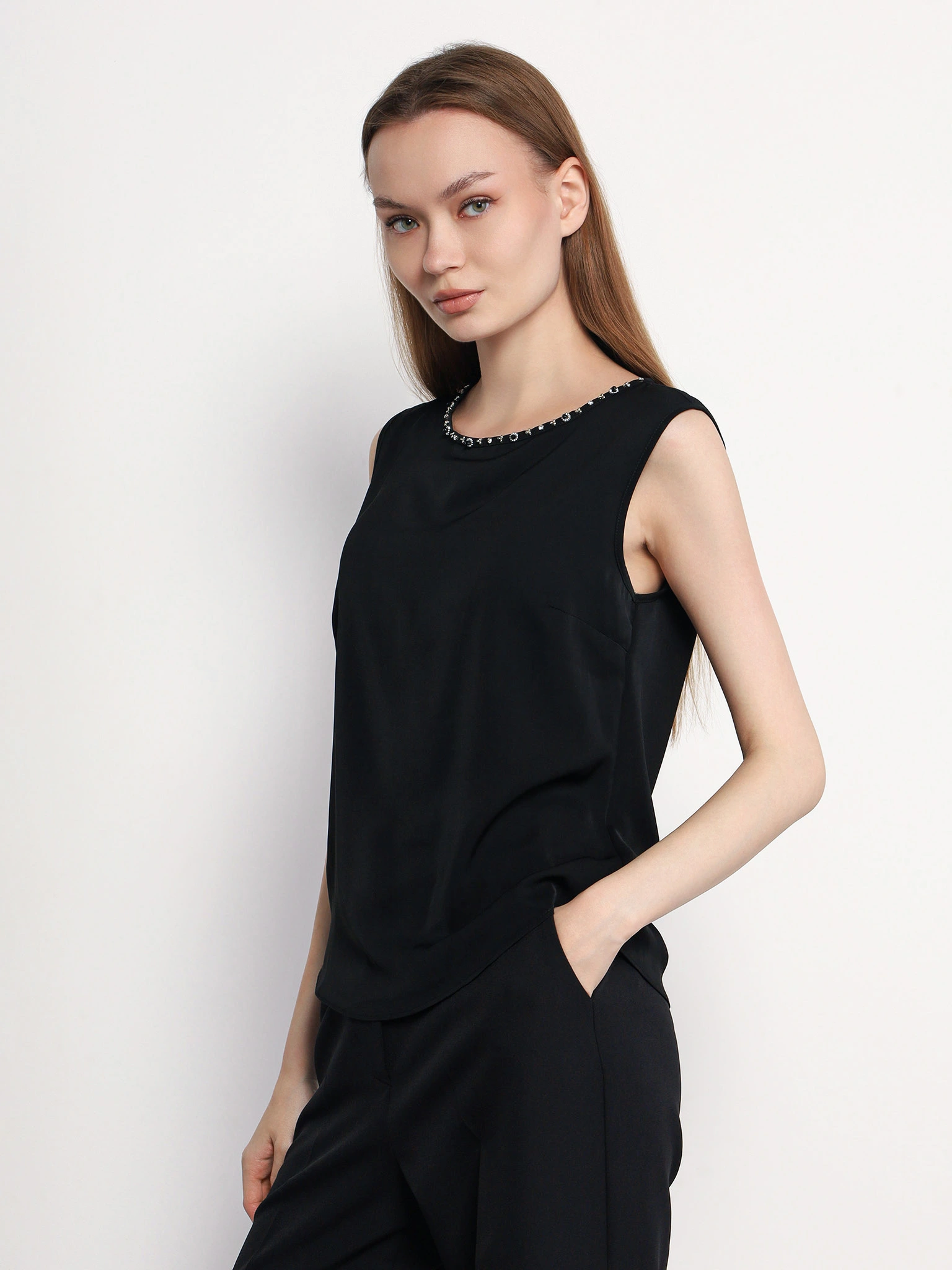 Блуза черного цвета с цепочкой-мониль